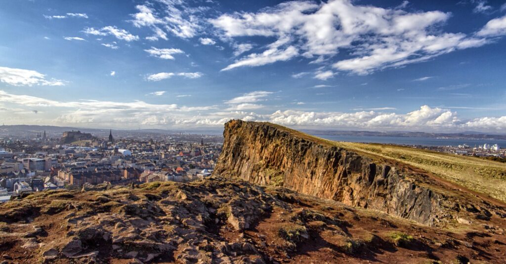 Vista di Edimburgo dall'alto di una scogliera