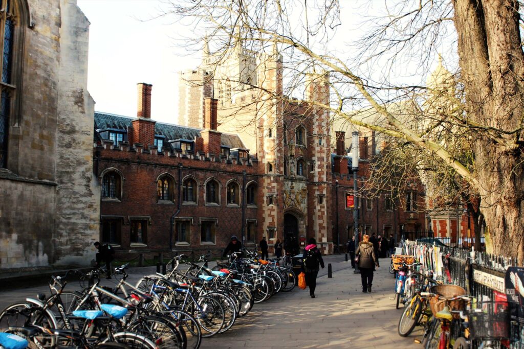 College a Cambridge con parcheggiate tante biciclette