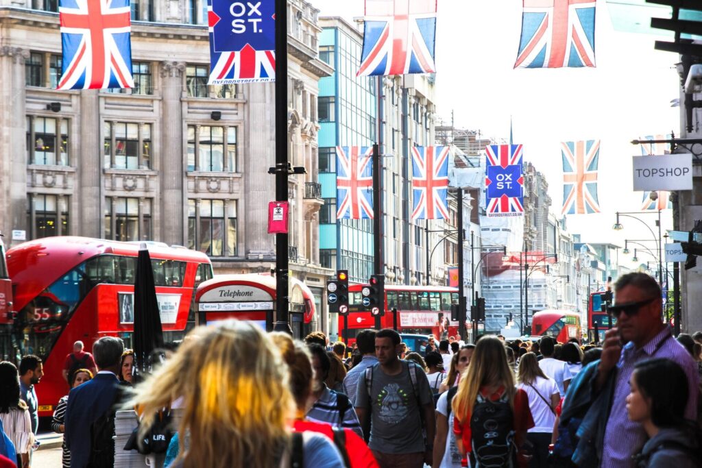 Regent street a Londra con le bandiere inglesi 
