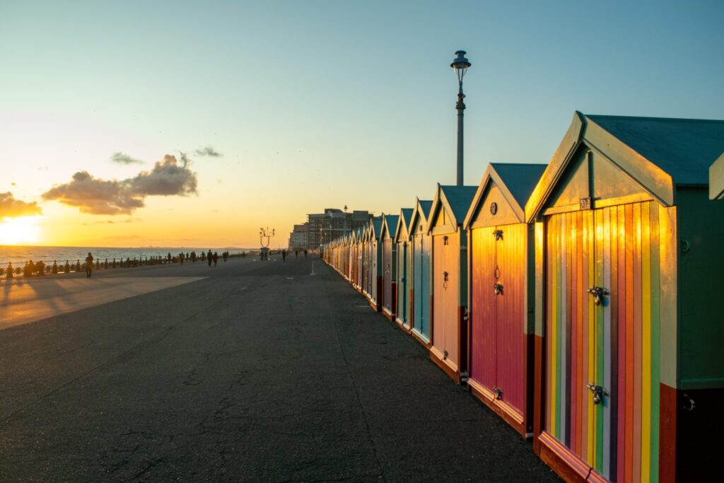 Vista del lungomare di Brighton con le cabine tutte colorate