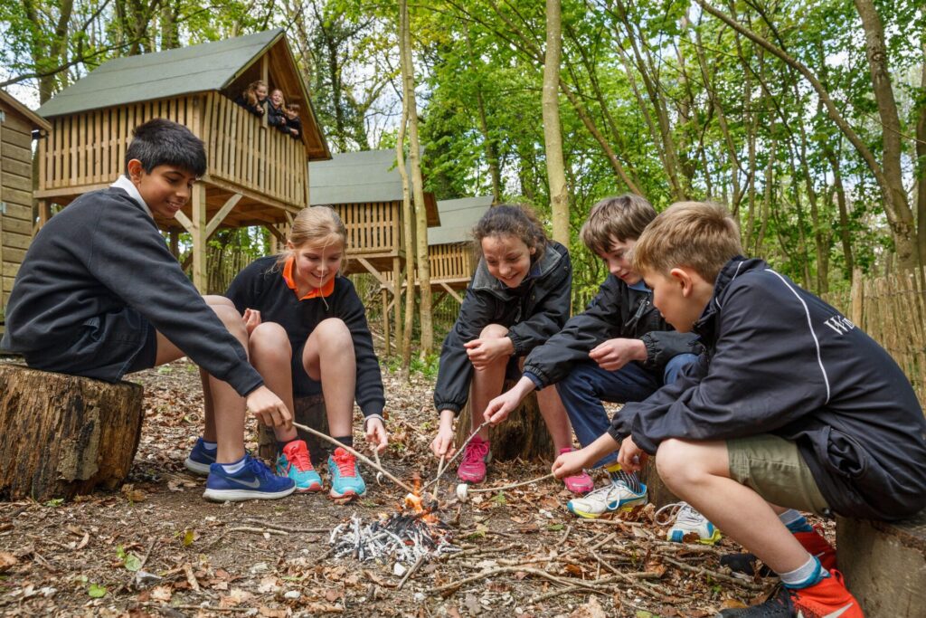 Bambini durante una lezione all'aria aperta