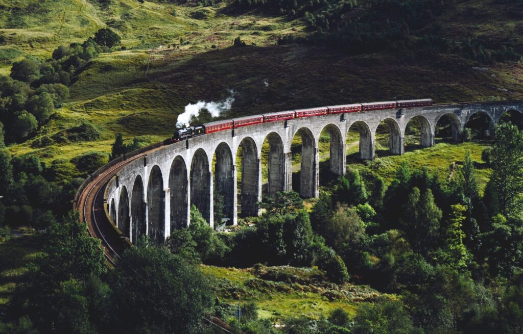 Treno su un ponte nella campagna scozzese 