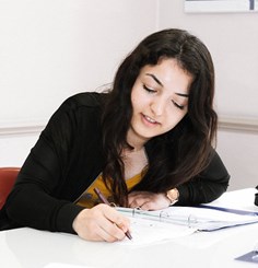 Studentessa a lezione di English World a Londra