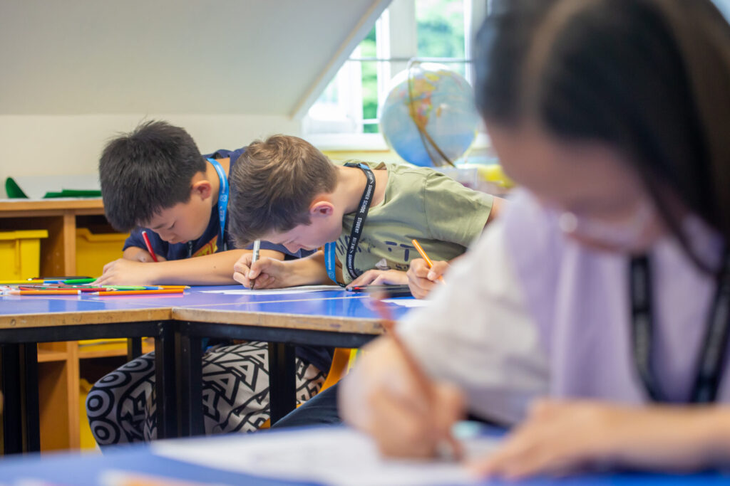 Bambini a lezione in classe