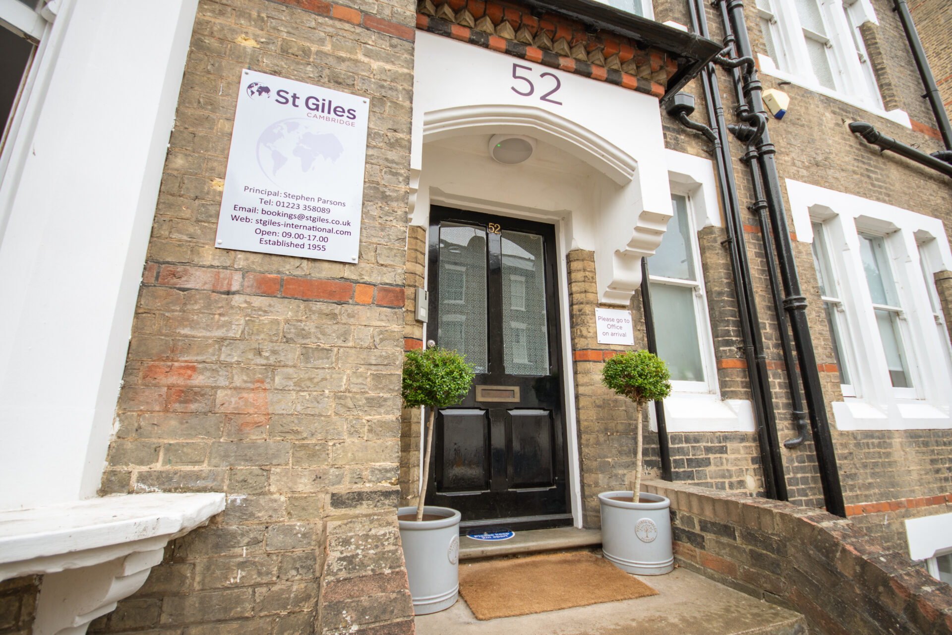 Facciata della scuola Giles Cambridge per Adulti